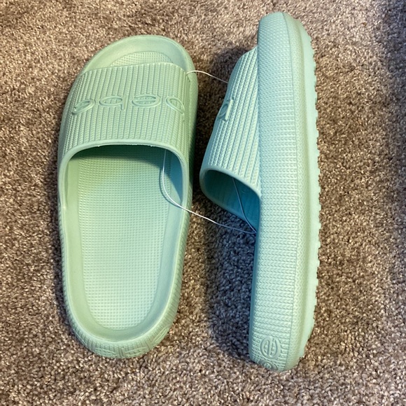 bebe Malga pool slide sandal with bebe logo for casual look - Picture 10 of 10